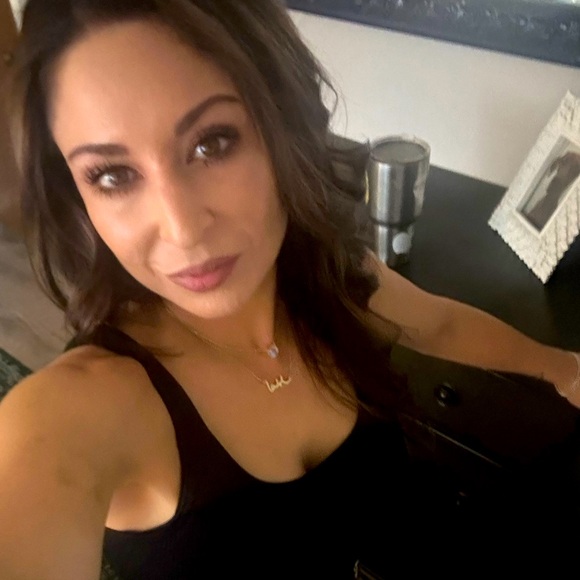 Meet your Posher, Amber - Picture 1 of 4